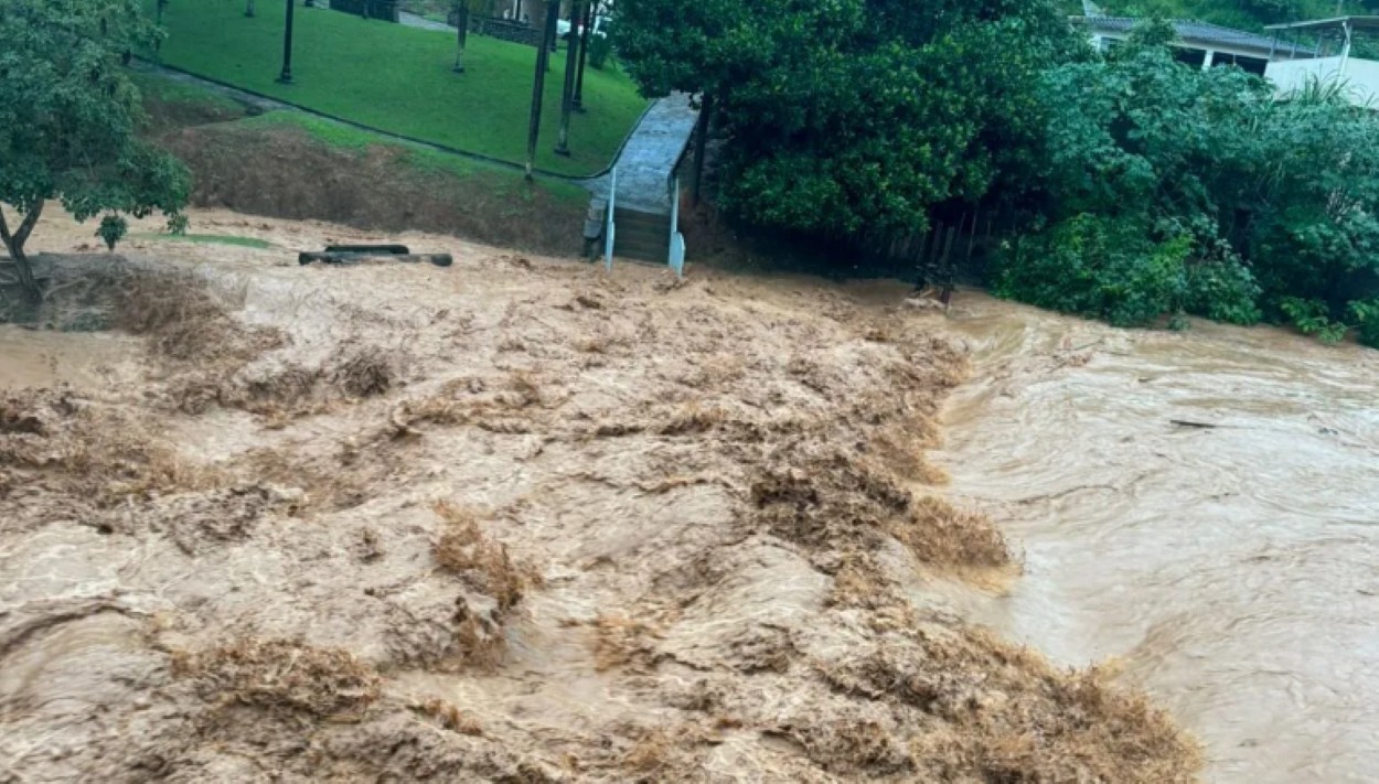 Tromba d'água destrói cidade de Dom Silvério, na Zona da Mata, em MG  