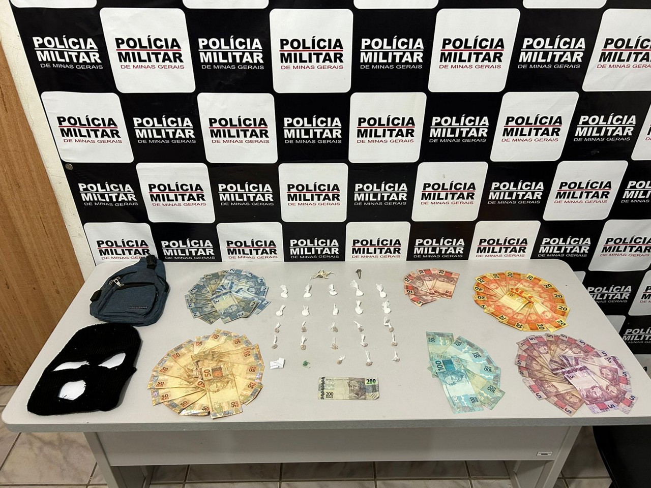 Suspeito mantinha drogas dentro de casa