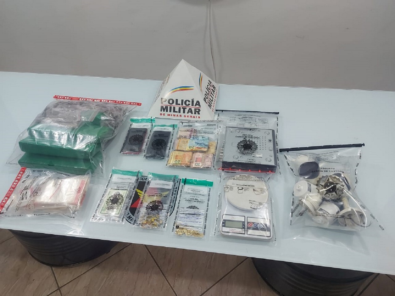 Materiais foram apreendidos e levados para delegacia