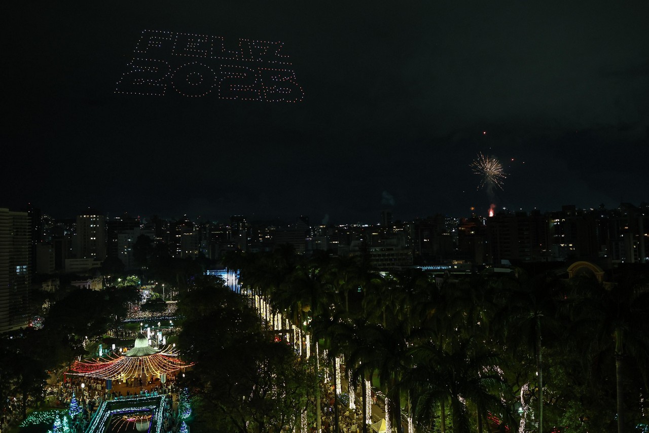 Veja o show de drones na praça da Liberdade
