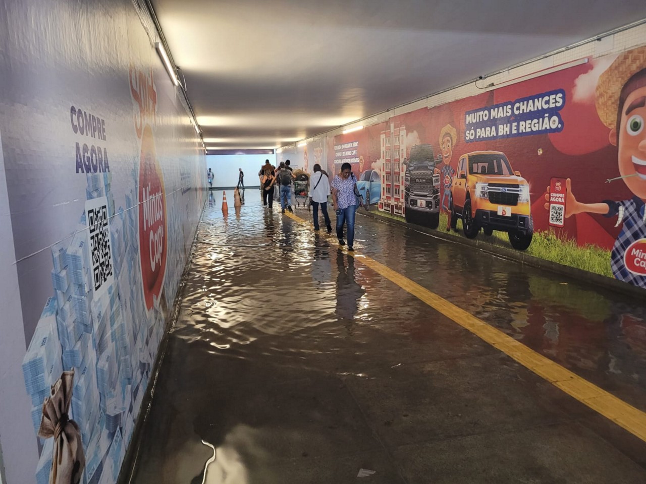 Tunel de acesso a rua Jequitibá ficou alagado durante temporal em Contagem