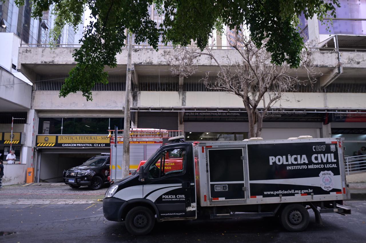 Rabecão foi acionado após técnico morrer em queda de elevador
