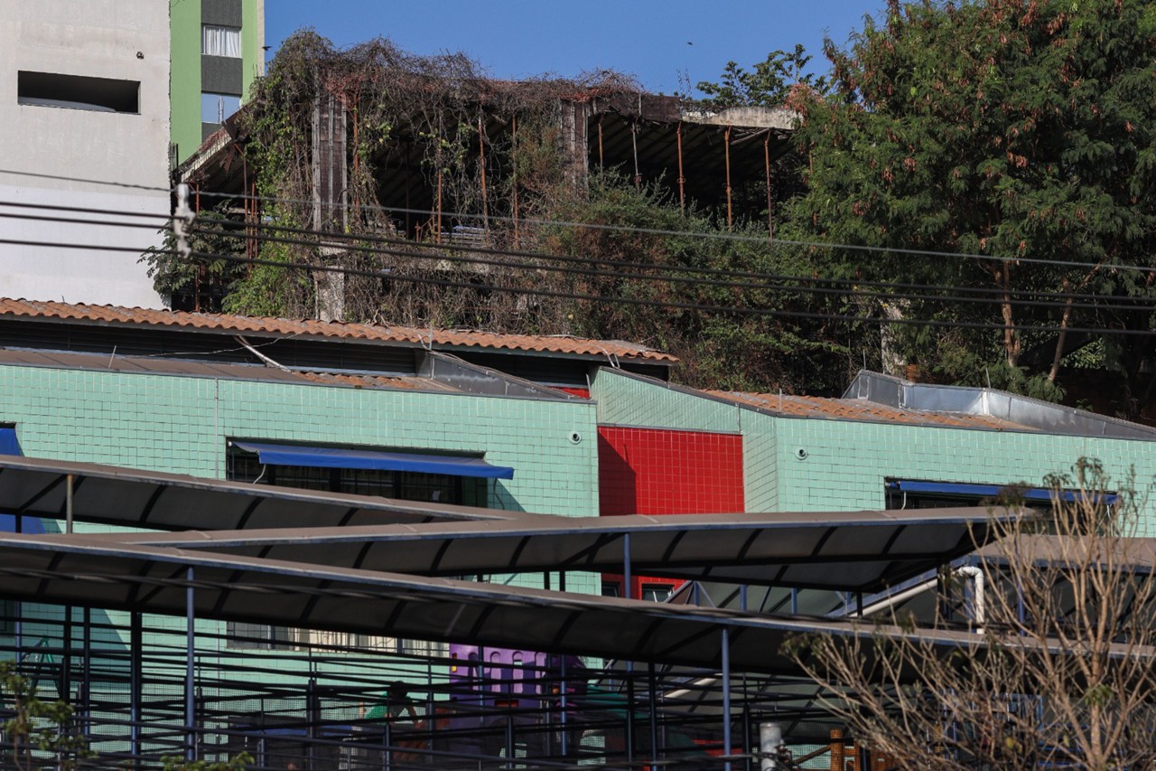 Foto mostra que obra abandonada fica logo acima da escola infantil