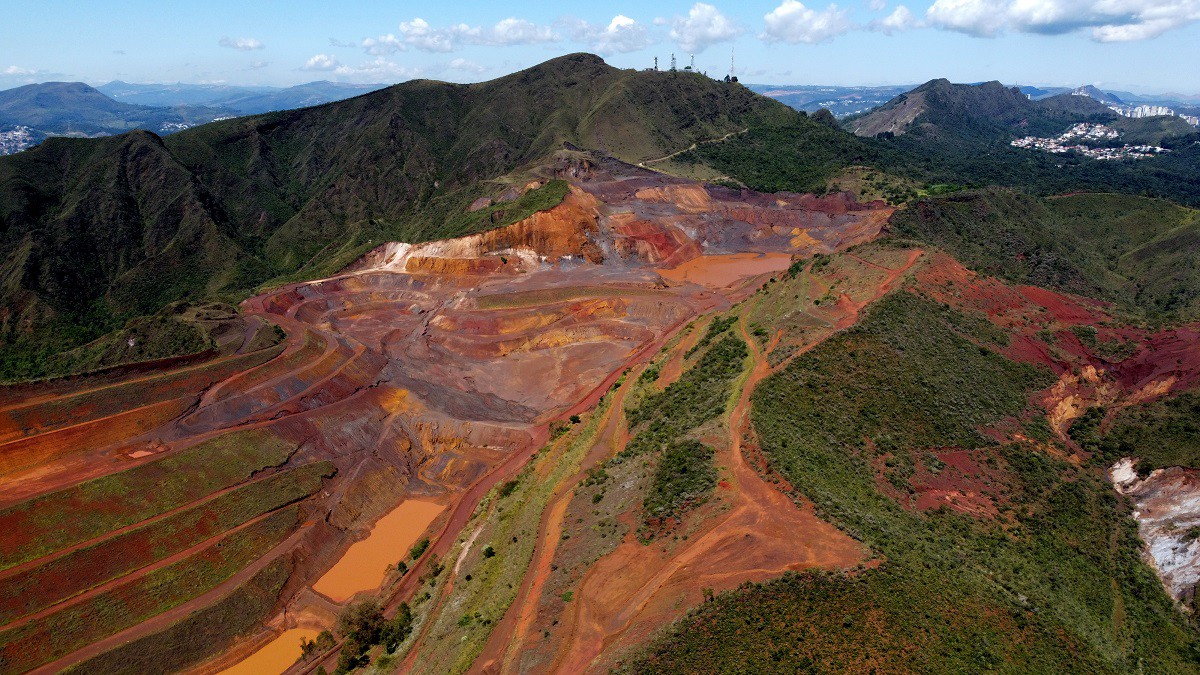 Mina Corumi, onde empresa atuou por 11 anos na "recuperação ambiental", está abandonada desde setembro de 2024