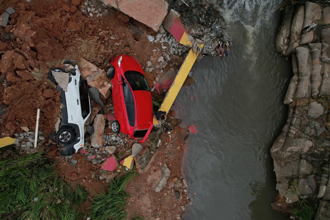 Temporal arrasta carros na região do Barreiro 