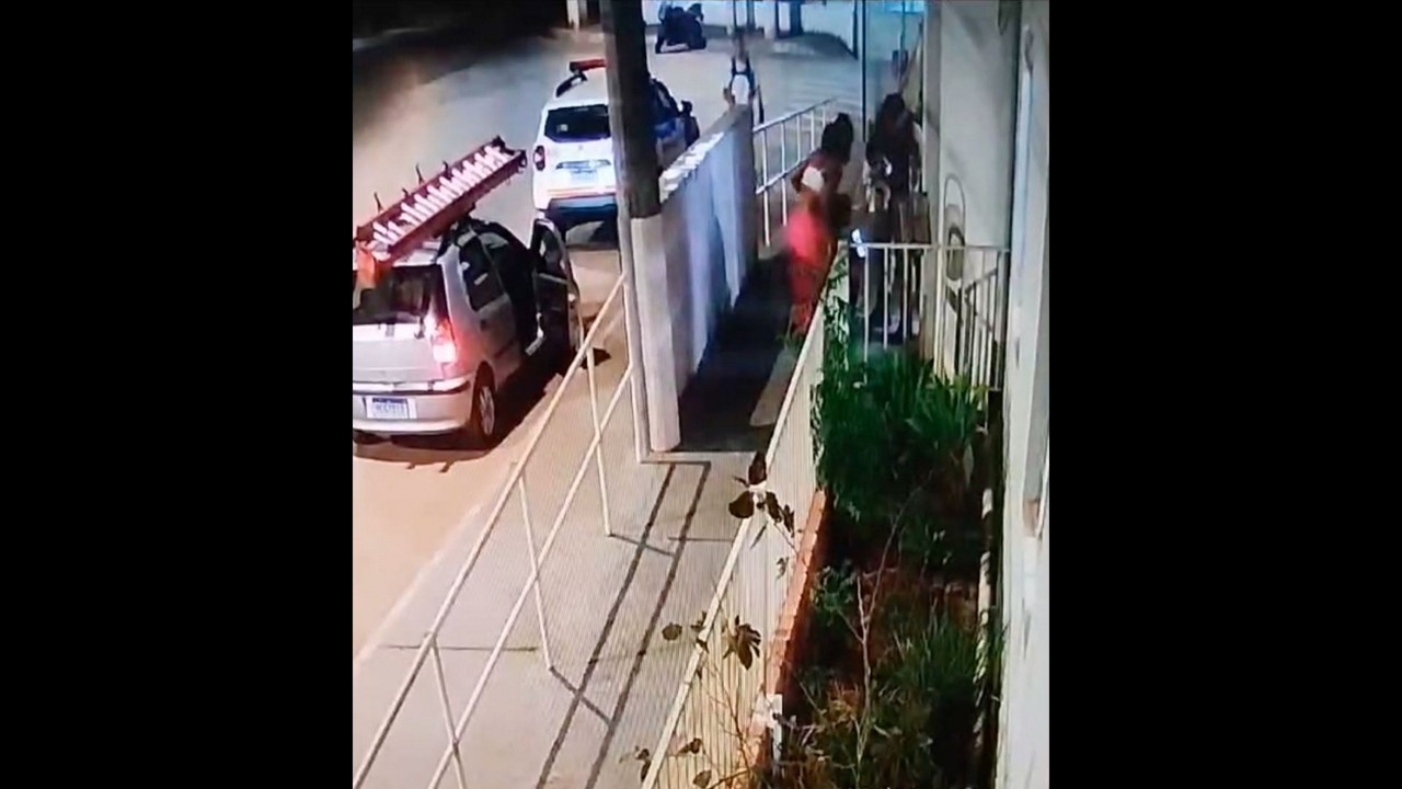 Video mostra policial salvar bebê engasgado