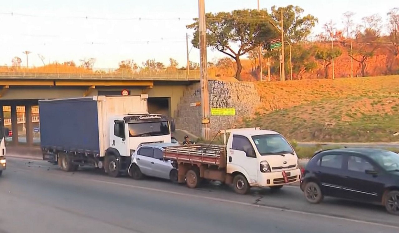Batida envolvendo seis veículos deixou uma mulher ferida