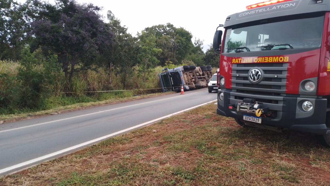 Homem morre após caminhão tombar em Engenheiro Dolabela, no Norte de Minas
