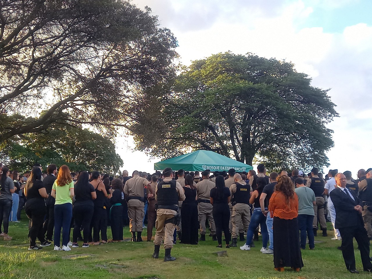 Sepultado foi realizado na tarde desta terça-feira no Cemitério Bosque da Esperança, em Belo Horizonte
