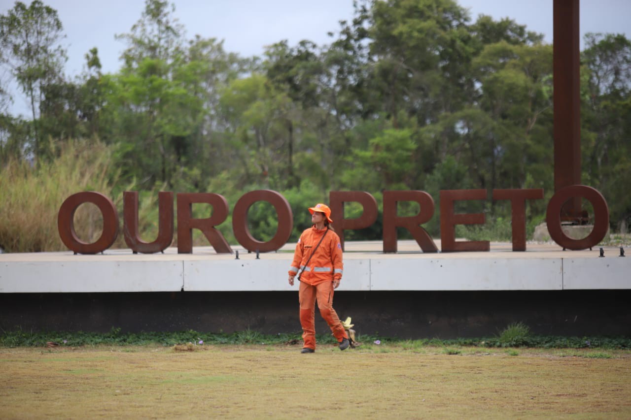 Equipes trabalham na remoção dos destroços e corpos após queda de helicóptero em Ouro Preto