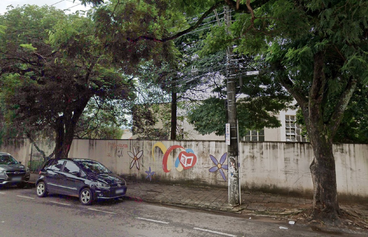 Adolescente tentava deixar a Escola Estadual Coração de Jesus quando acidente ocorreu