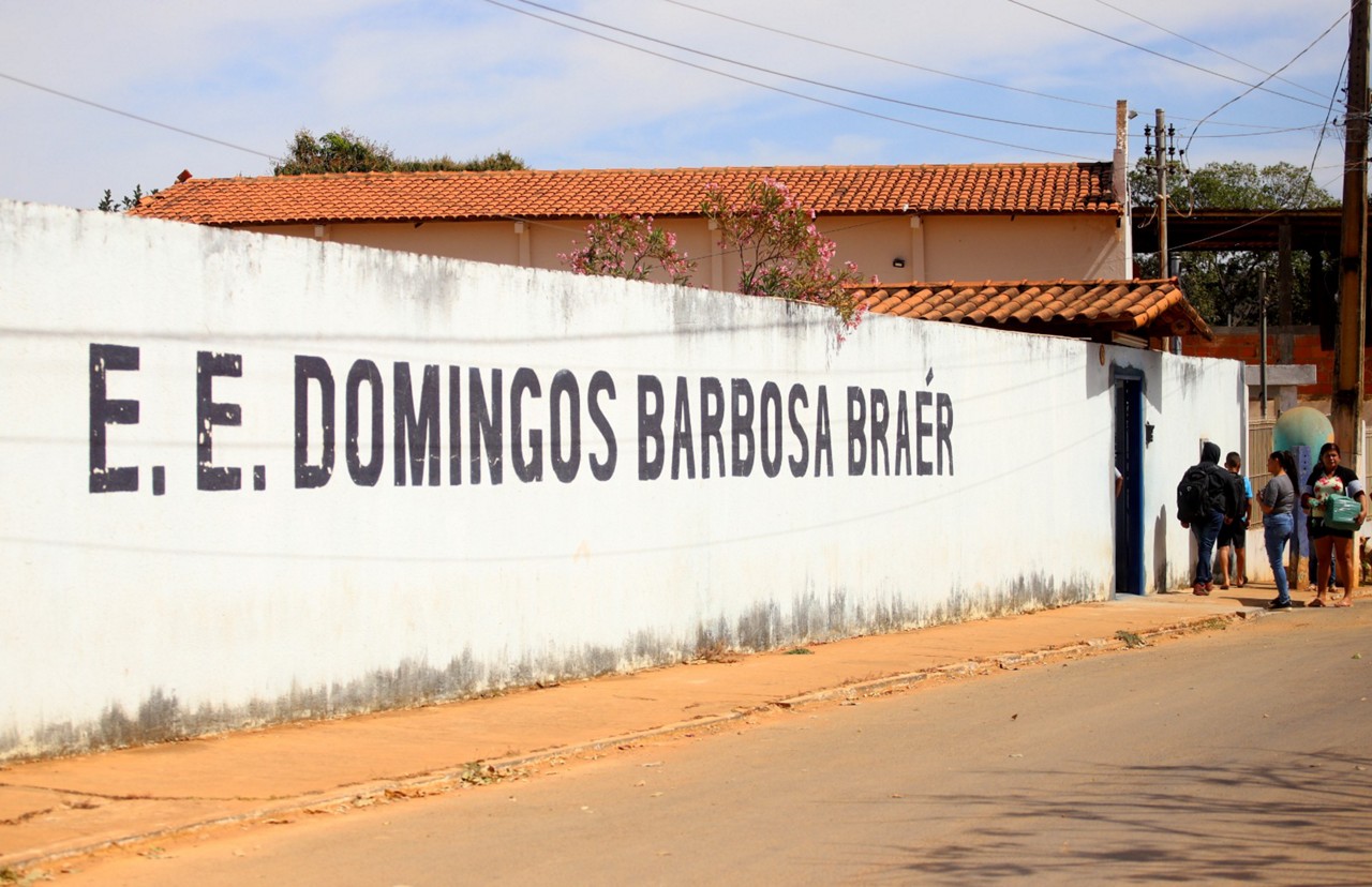 Na Escola Estadual Domingos Barbosa Braer, a água é retirada de poço ao lado de fossa negra