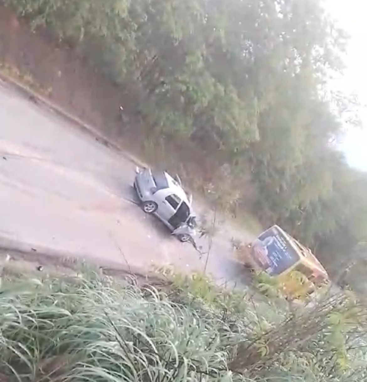 Veículo bateu em uma carreta e foi atingido por ônibus