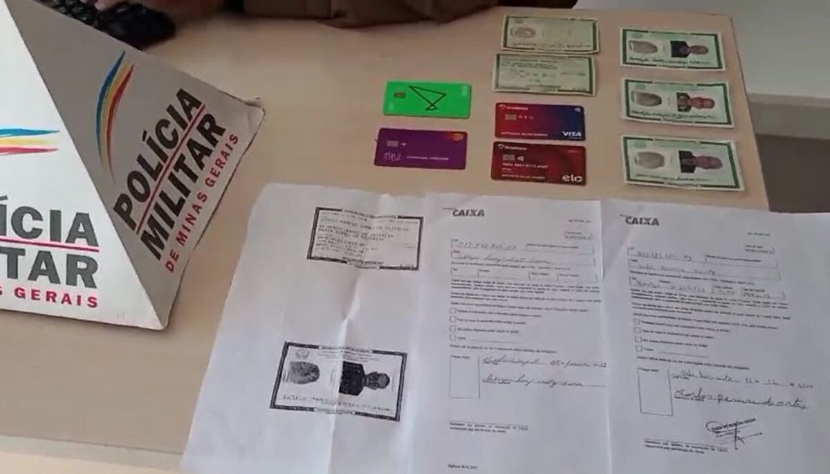 Documentos falsos e cartões foram apreendidos com a dupla