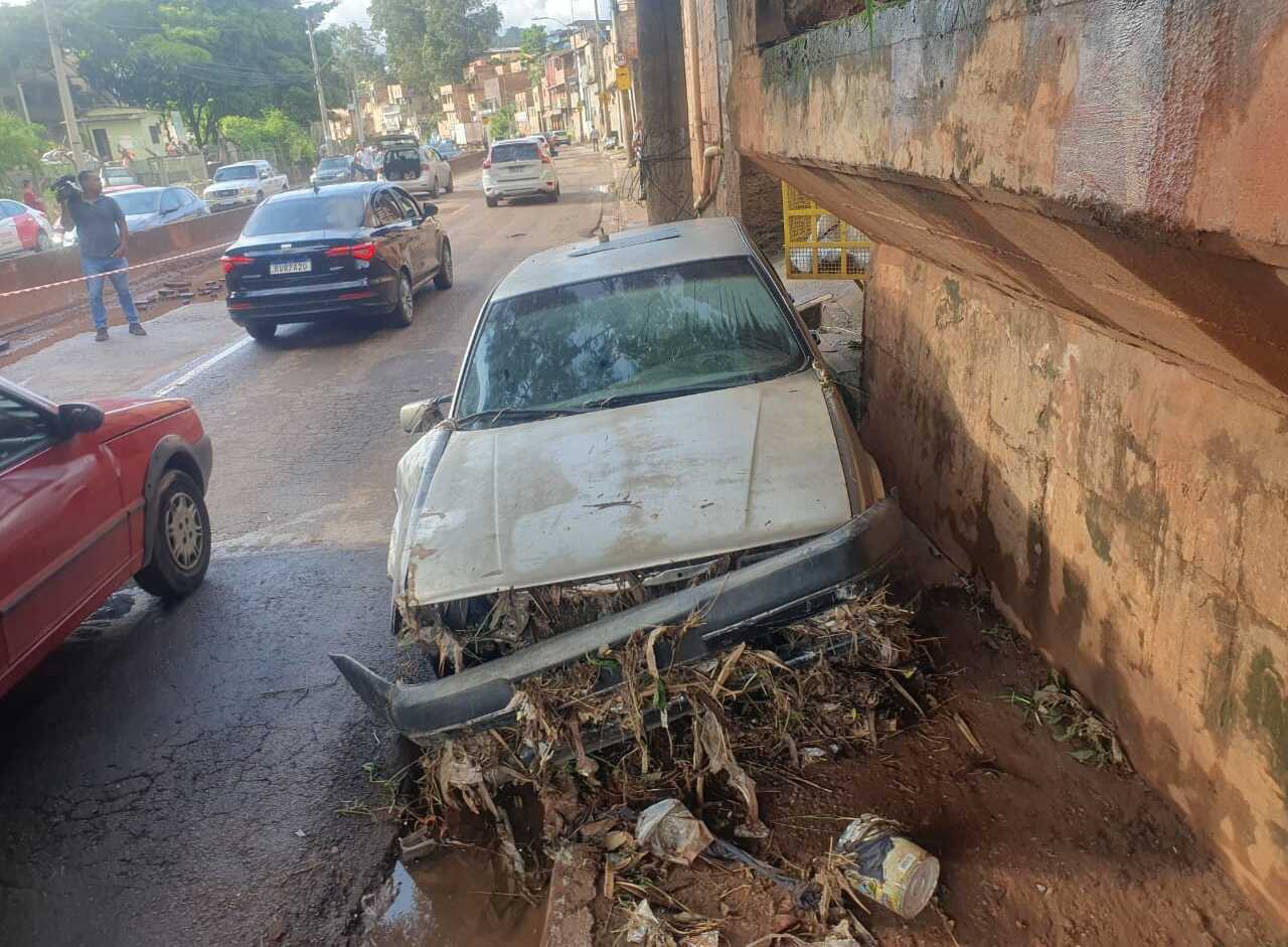 Avenida Teresa Cristina com rastros de destruição após fortes chuvas