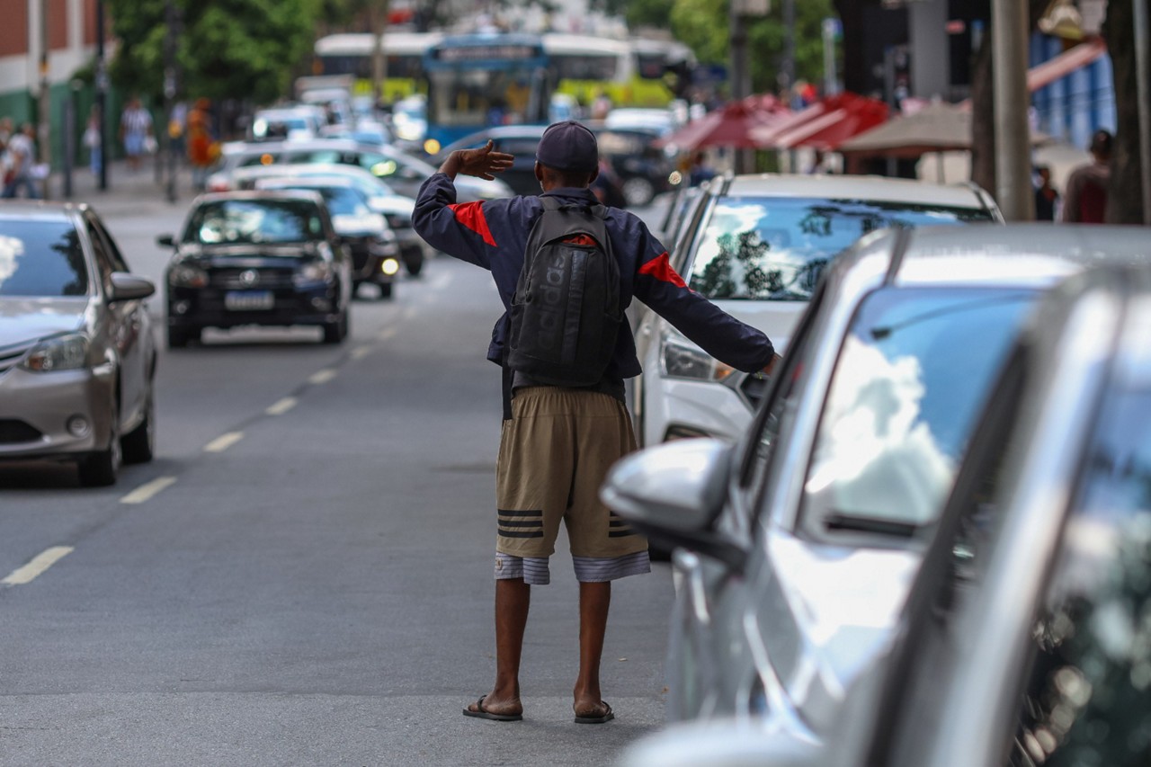 A cena de apreensão de condutores e suposta ameaça de 'flanelinhas' não é de hoje e nem exclusividade da cidade de Contagem