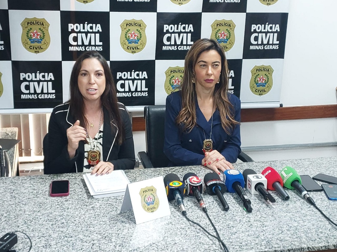 Delegadas explicaram como a suspeita criava um personagem falso nas redes sociais para aliciar e ameaçar outras mulheres