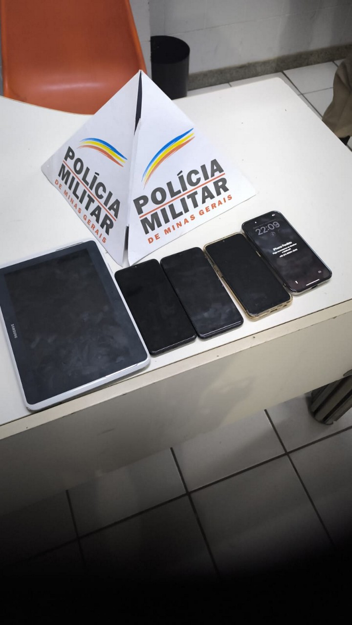 Aparelhos apreendidos com o trio