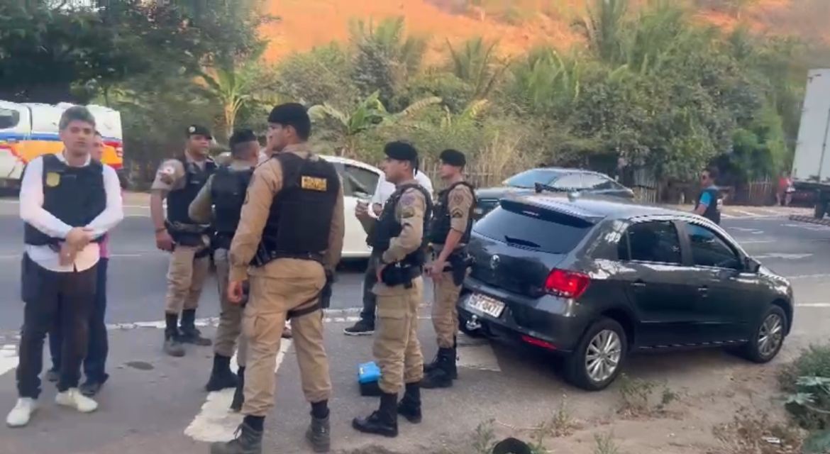 Veículo foi abordado em Governador Valadares