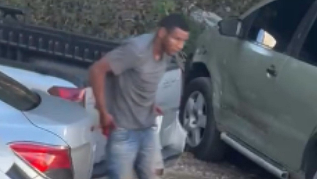 O homem foi preso pela polícia momentos após o crime