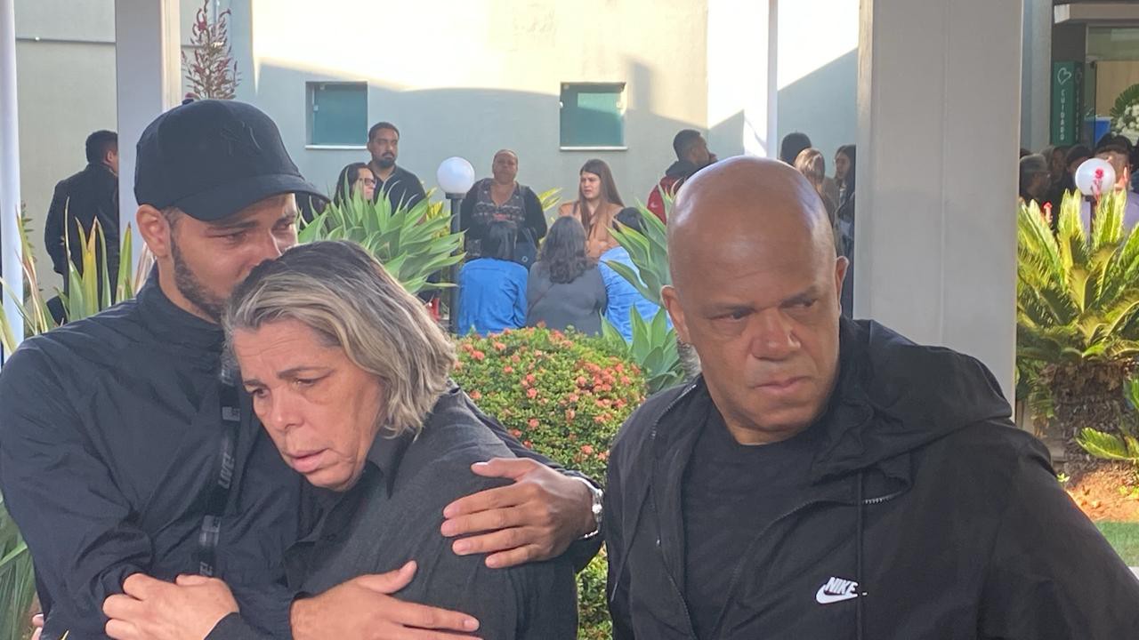 Pais e irmão se despedem da jovem Vitória Alves Silva, assassinada pelo ex-companheiro na avenida Antônio Carlos