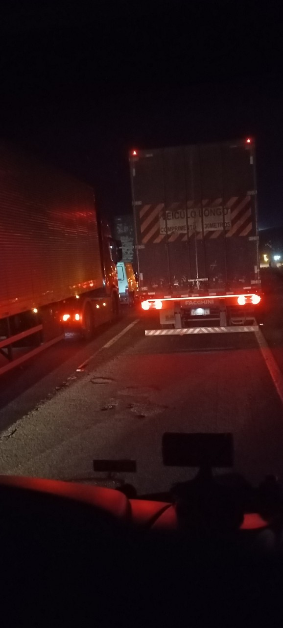 Trânsito parado na Fernão Dias na altura de campanha
