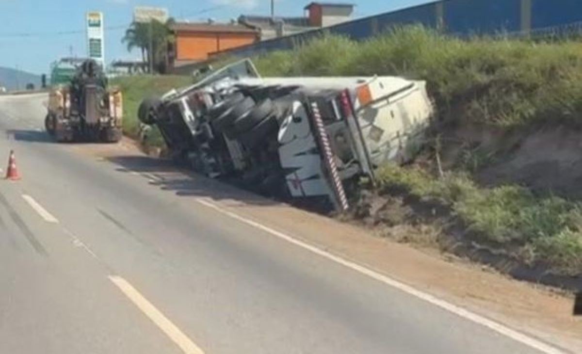 Tombamento de carreta carregada de diesel trava o trânsito na BR-381 