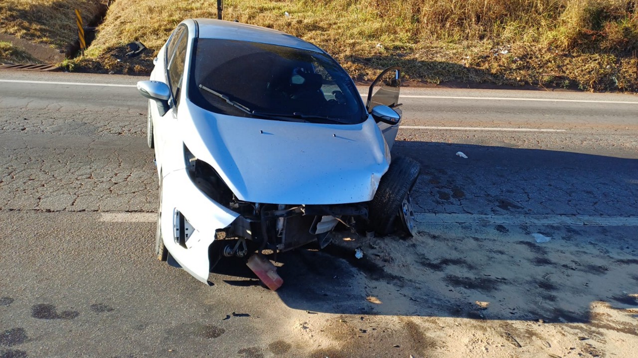 O veículo ficou destruído após atingir a mureta central da rodovia Fernão Dias
