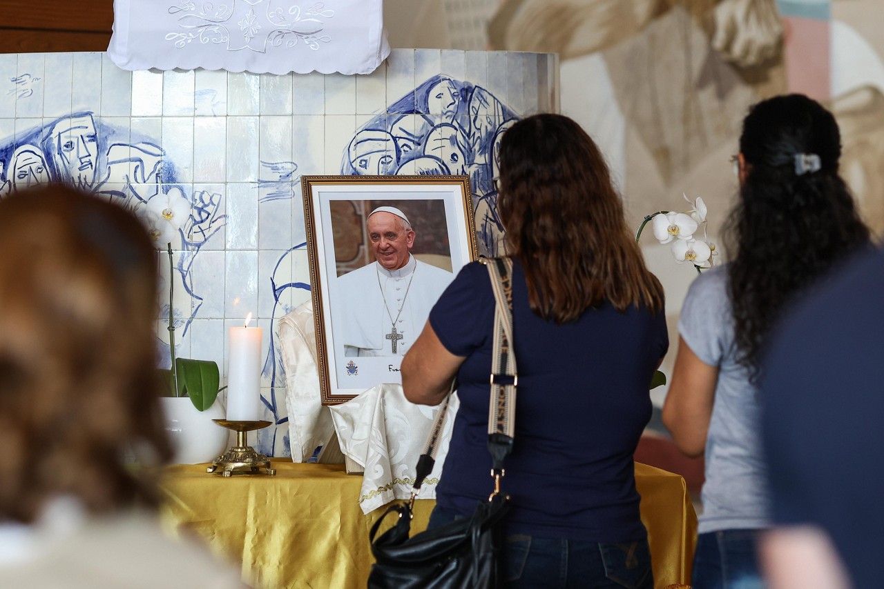 Fiéis se reuniram neste sábado na Igreja da Pampulha, em Belo Horizonte, para prestar homenagem ao papa Francisco
