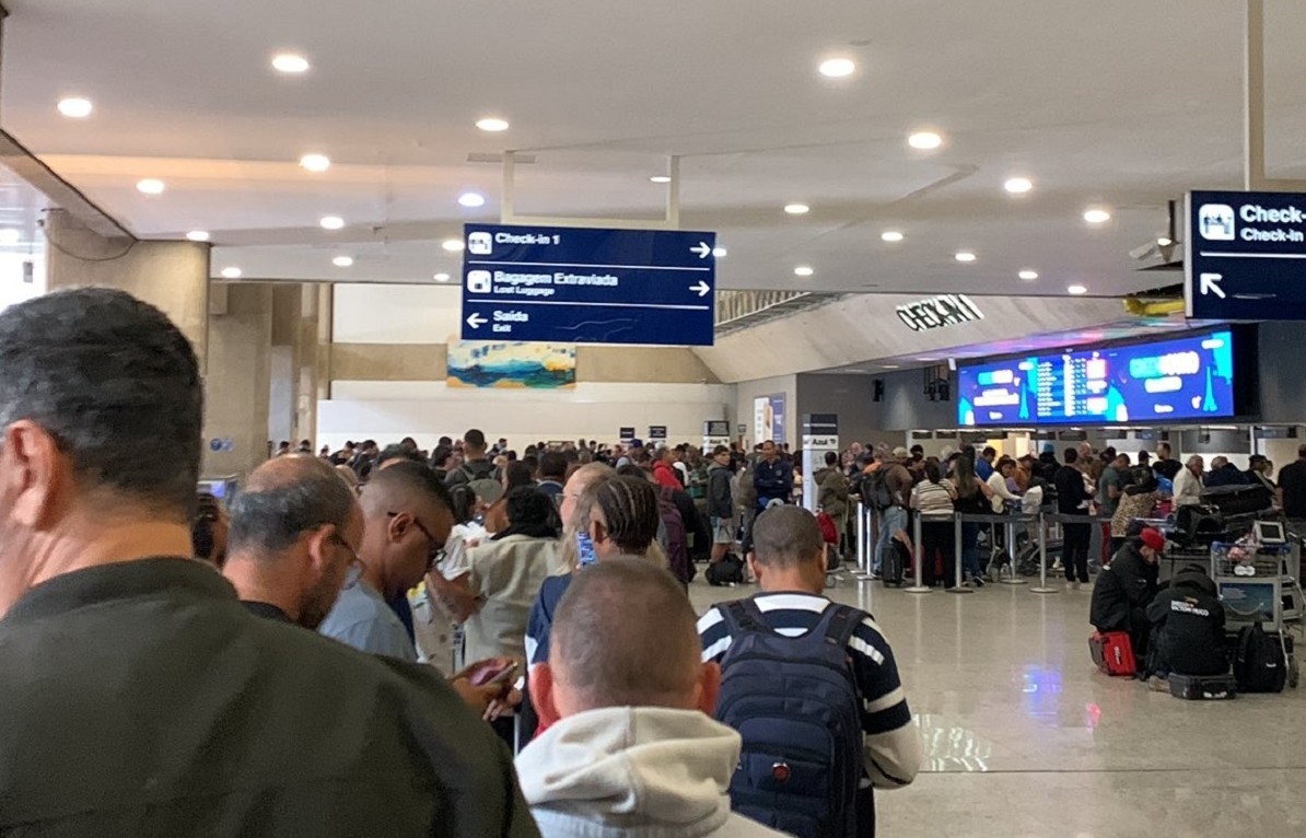 Foto publicada nas redes sociais mostra a longa fila após o cancelamento do voo