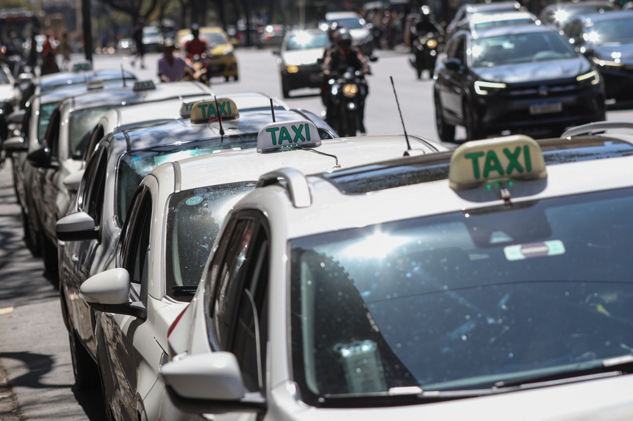 Taxistas de BH já podem optar por usar pneus reformados em seus veículos