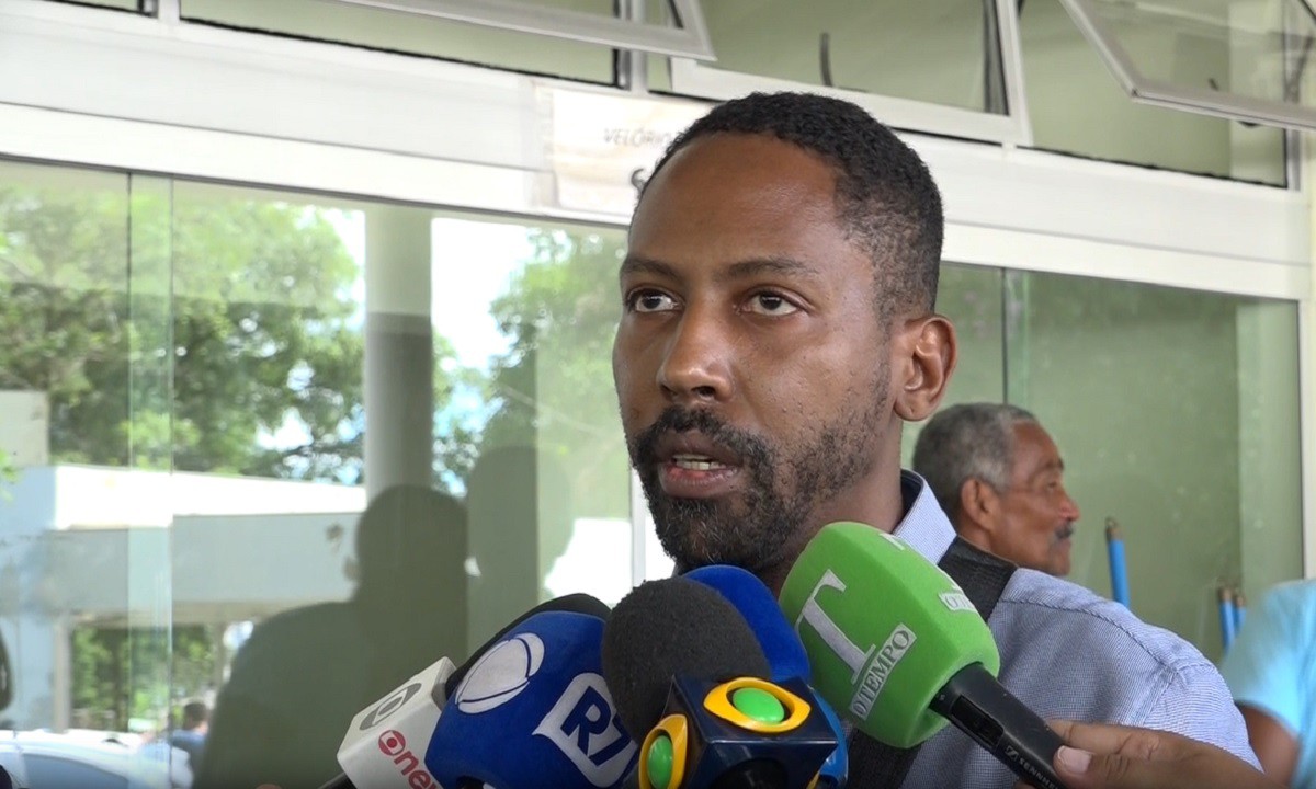 Paulo conversou com a imprensa durante o velório da três familiares mortas