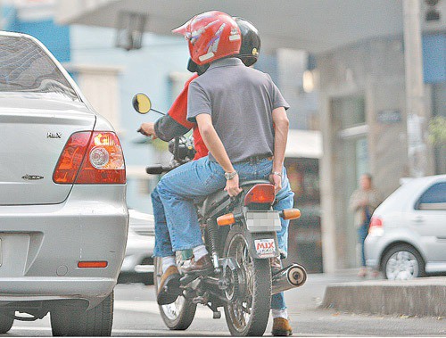 Mototaxistas deverão usar EPIs e ter seguro para passageiros, segundo o projeto.