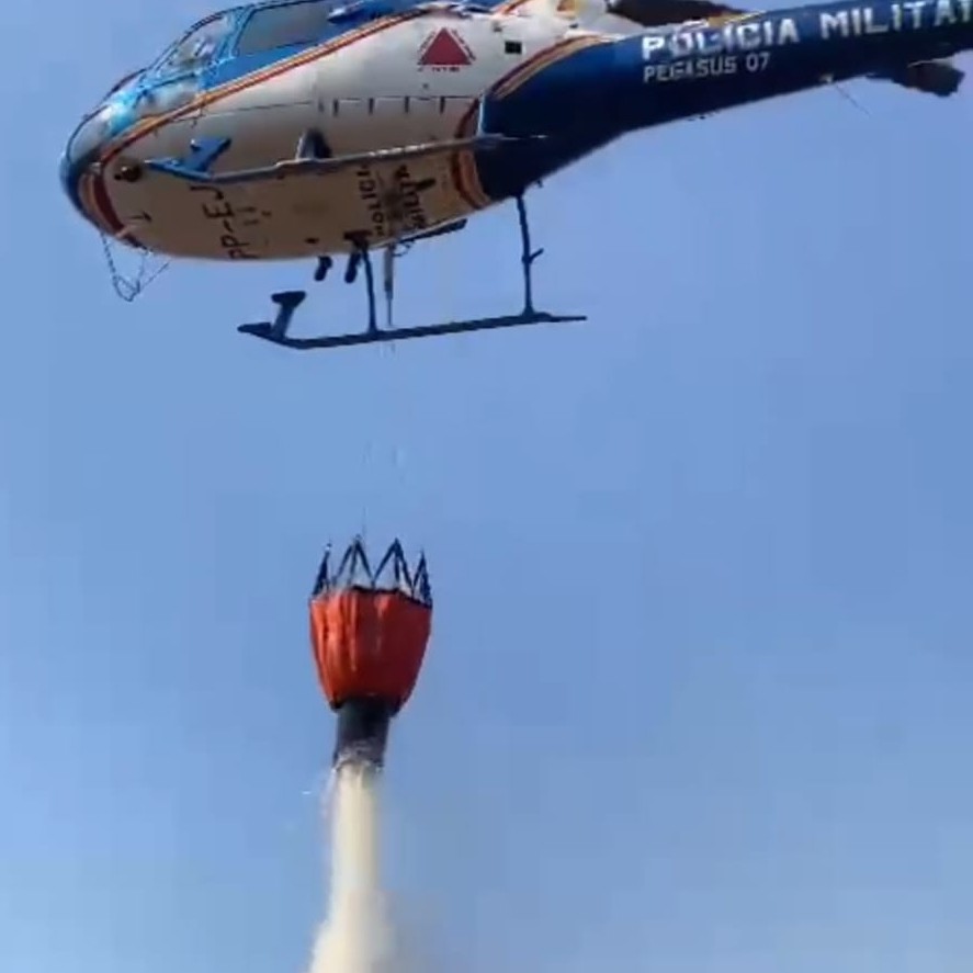 Os helicópteros são usados na captação de água e no transporte de brigadistas para debelar o fogo; até agora, 15 parques de conservação foram atendidos 
