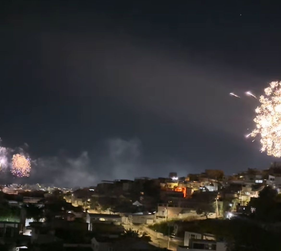 Vídeos divulgados nas redes sociais mostram o foguetório iluminando o céu da capital.
