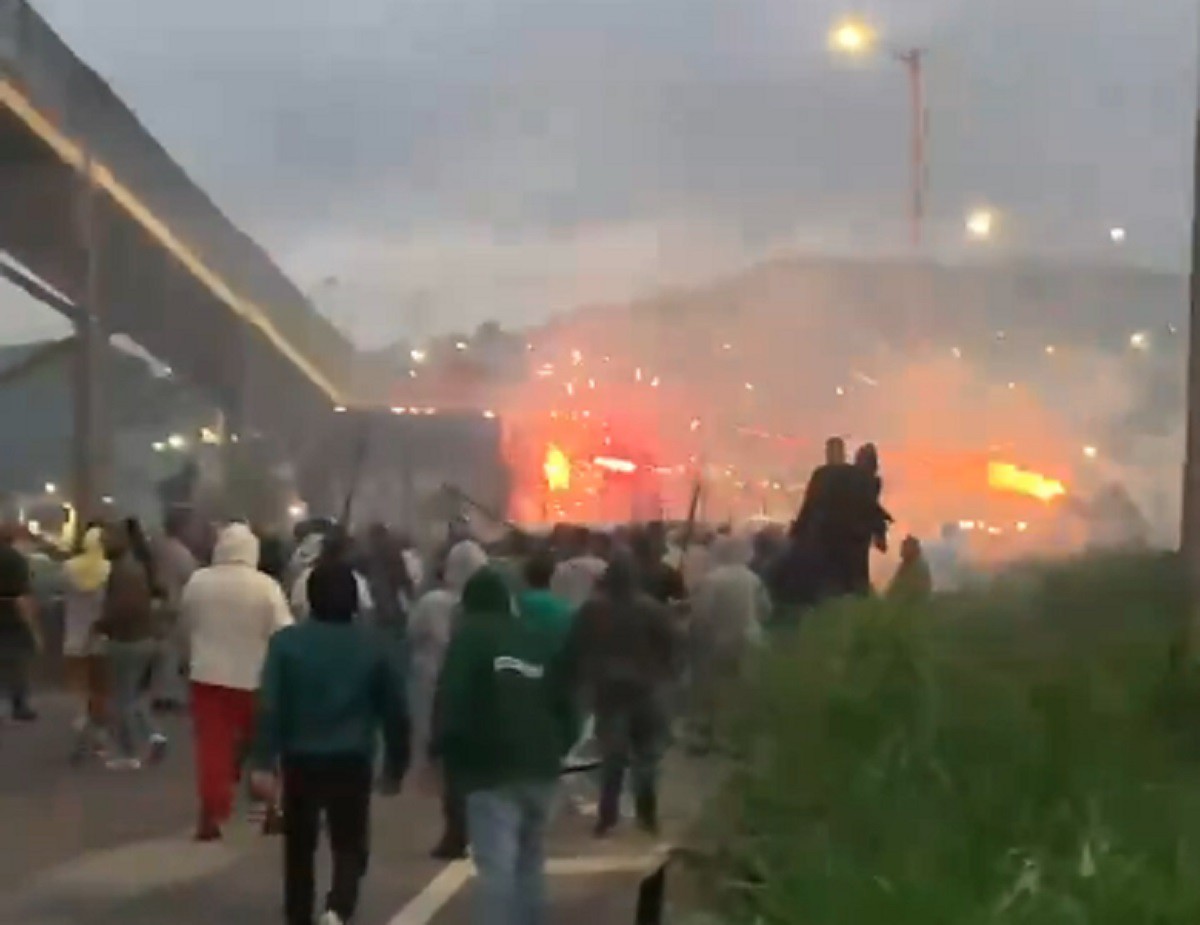 Vídeo mostra dezenas de foguetes sendo jogados no ônibus que acabou incendiado