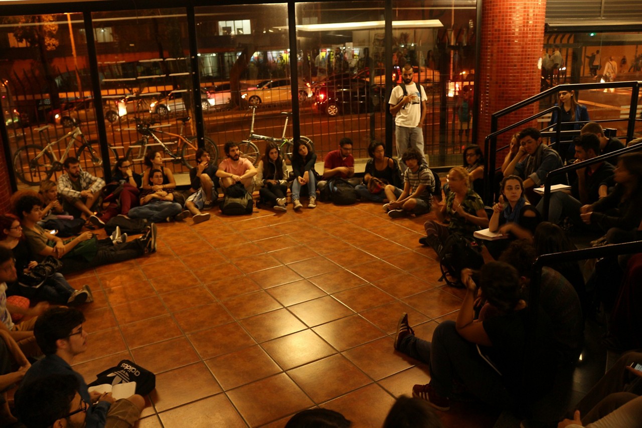 Grupo se reuniu no hall de entrada da faculdade de Direito da UFMG
