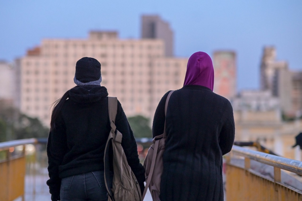 Pedestres se protegem do frio em Belo Horizonte