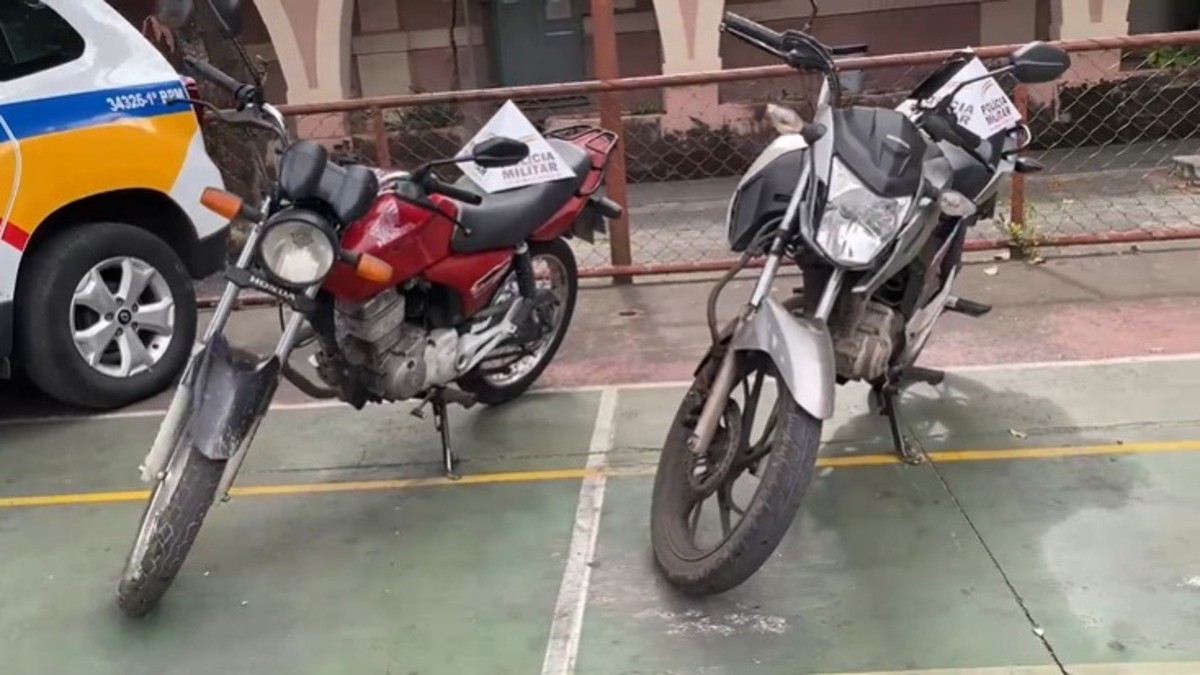 Duas motos e dois capacetes foram recuperados 