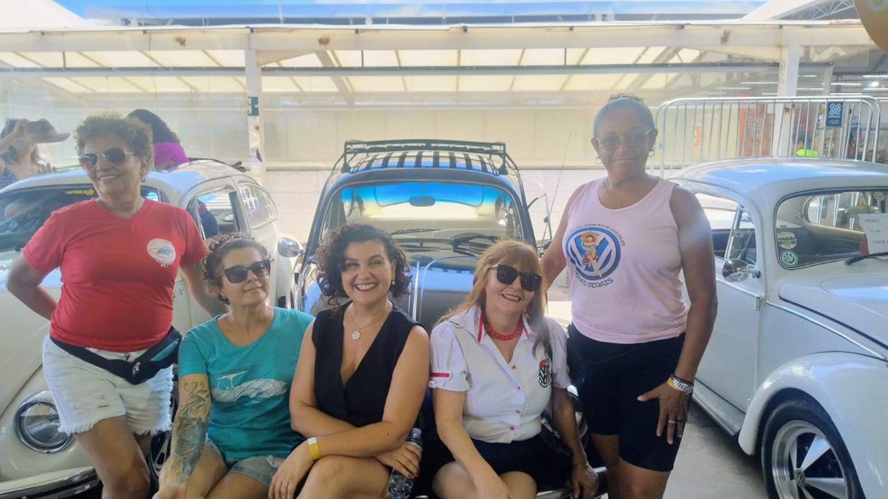  O “VW de Meninas”, composto apenas por mulheres “fusqueiras”, circula pelas ruas com veículos que foram batizados pelas suas donas