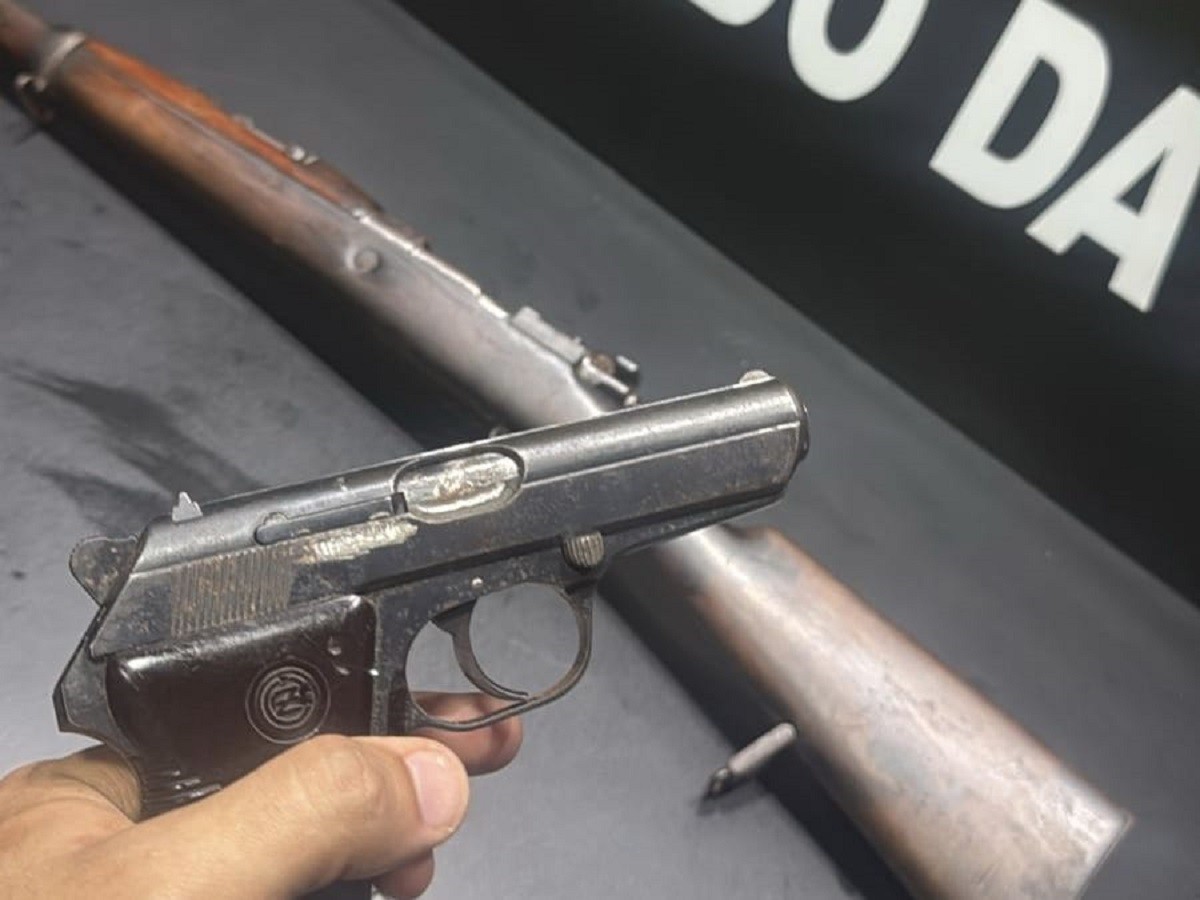Armas estavam em casa onde mulher preparava drogas para venda