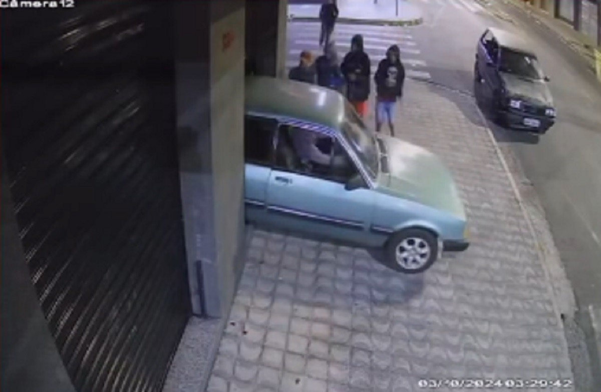 Carro usado para arrombar a porta do estabelecimento foi abandonado e era furtado