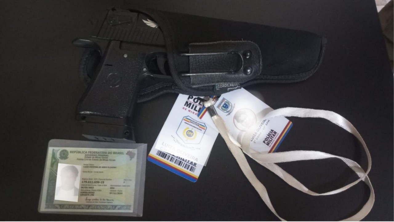 Polícia apreendeu réplica de arma e crachás com a suspeita
