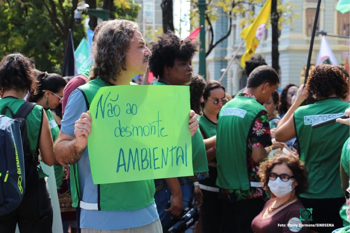 Manifestantes  do Sindesema durate no Ato Nacional Unificado contra o PL 2159/2021