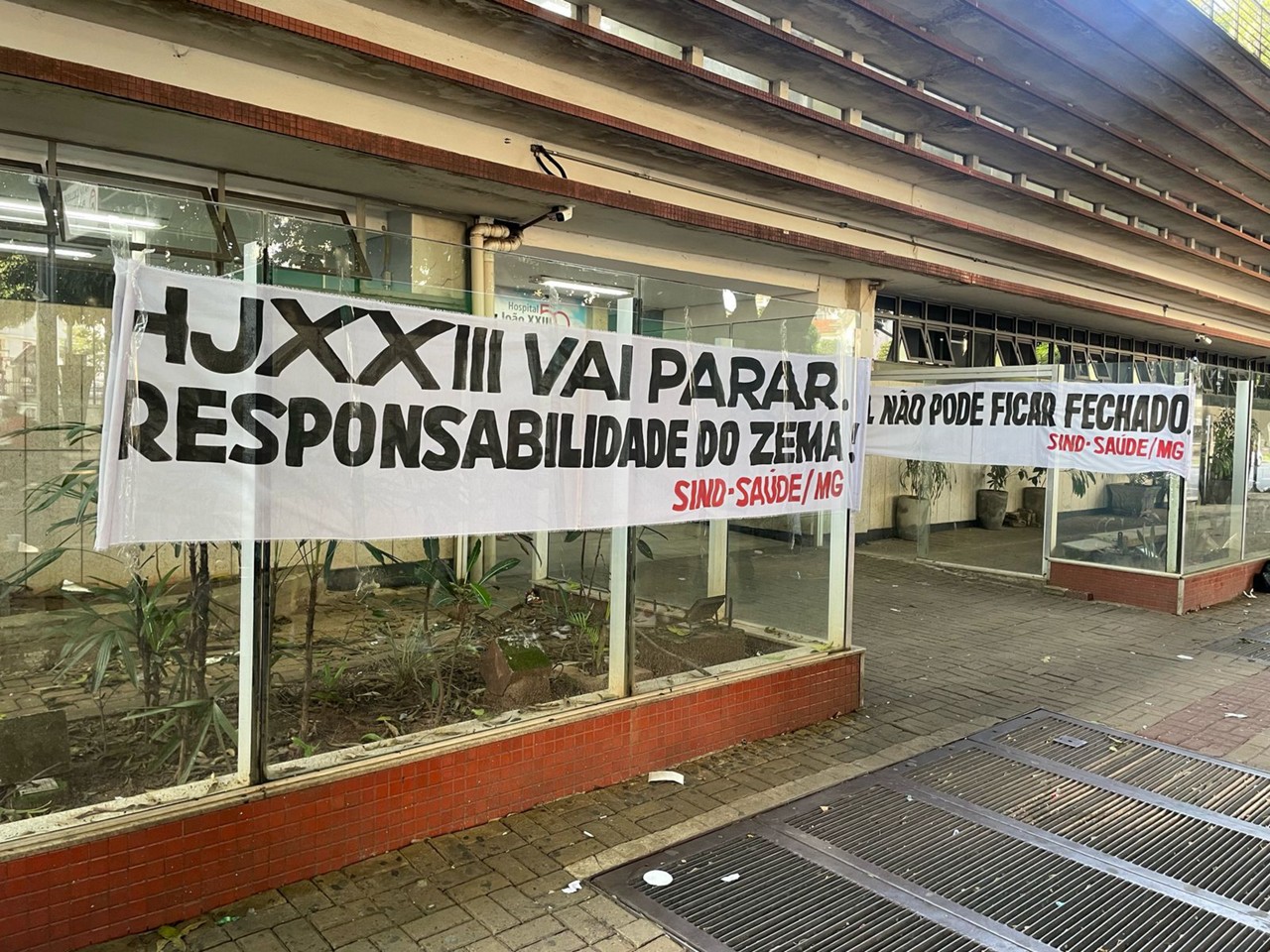 Manifestantes penduraram cartaz na fachada do Joaão XXIII