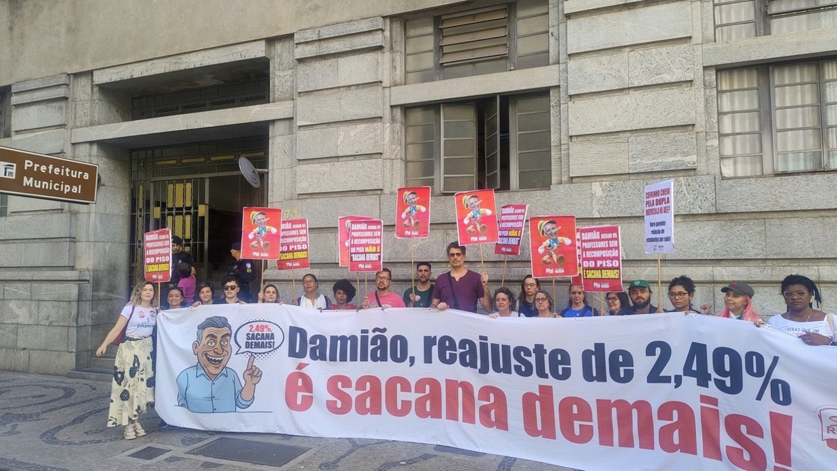 Professores protestam na porta da Prefeitura de Belo Horizonte 