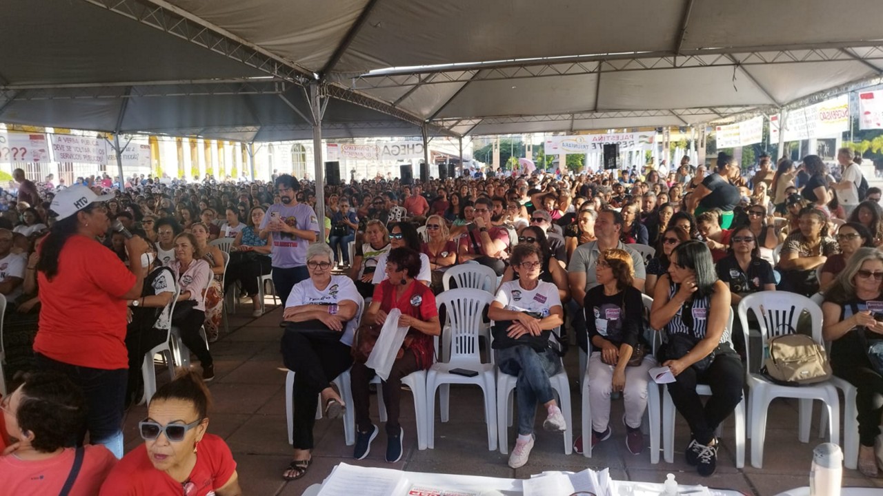 Professores decidiram, por unanimidade, estrar em greve durante assembleia na praça da Estação 