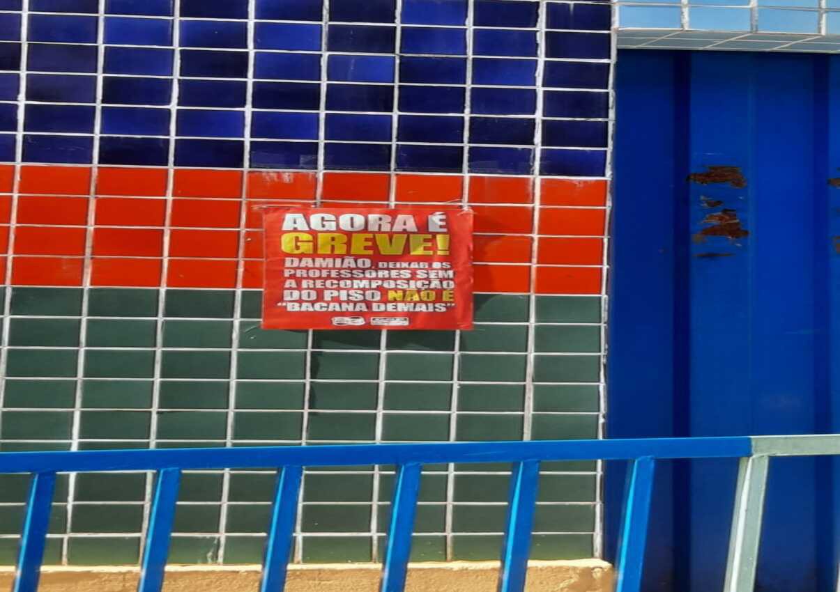 Professora teve 22% de desconto por cinco dias em greve