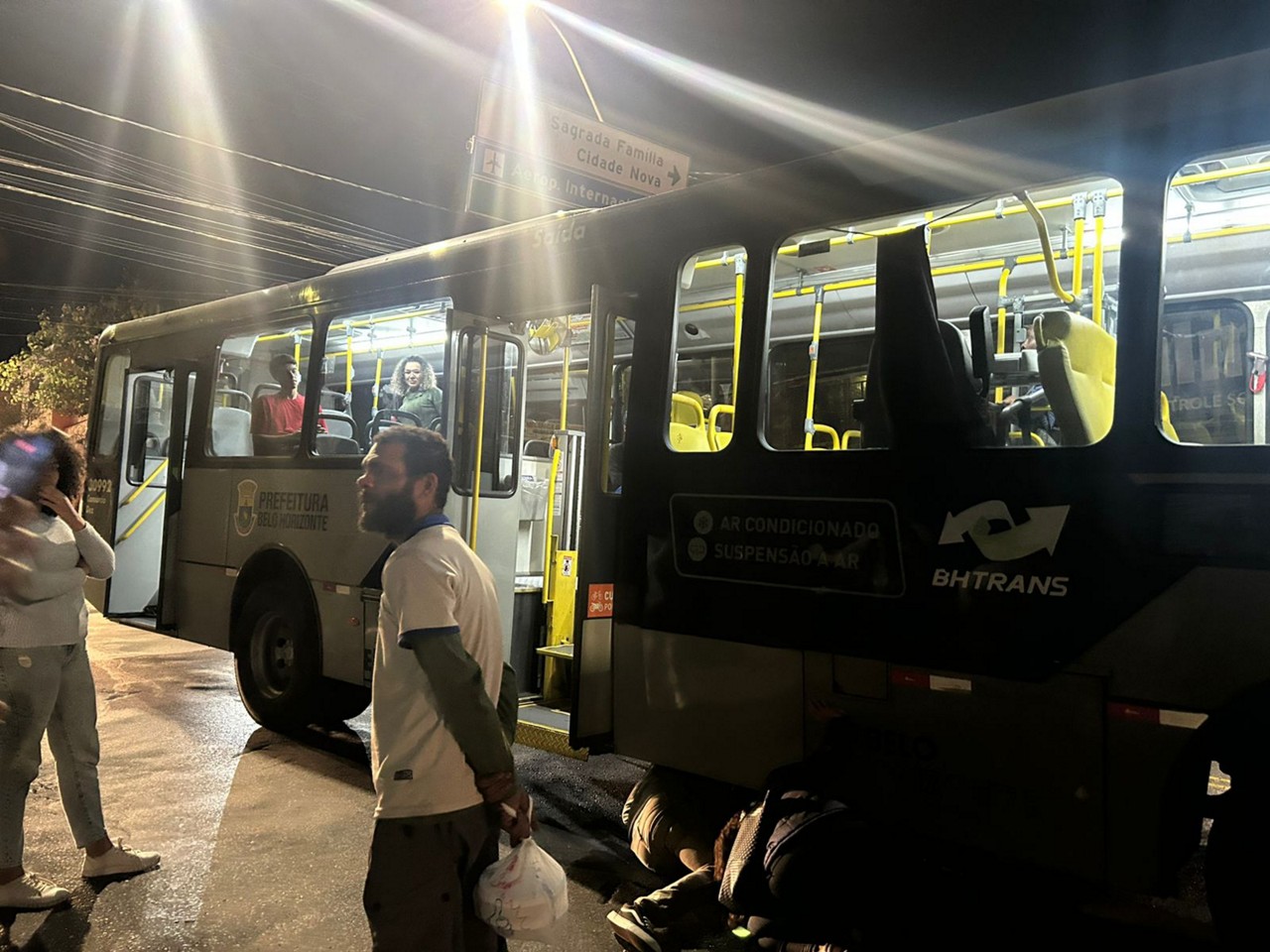 Homem se escondeu debaixo de ônibus da linha 1502 para fugir da PM