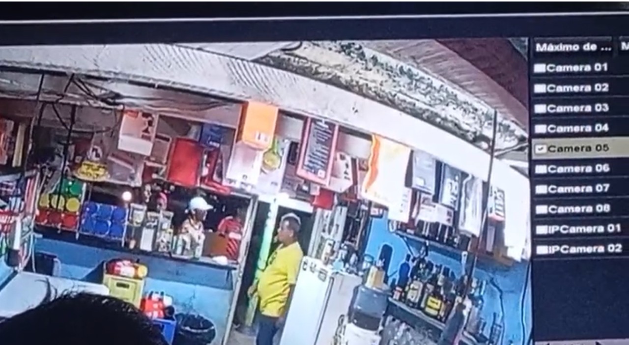 Câmeras de segurança no local registraram momento em que a vítima, de boné branco, foi atingida com um disparo na nuca
